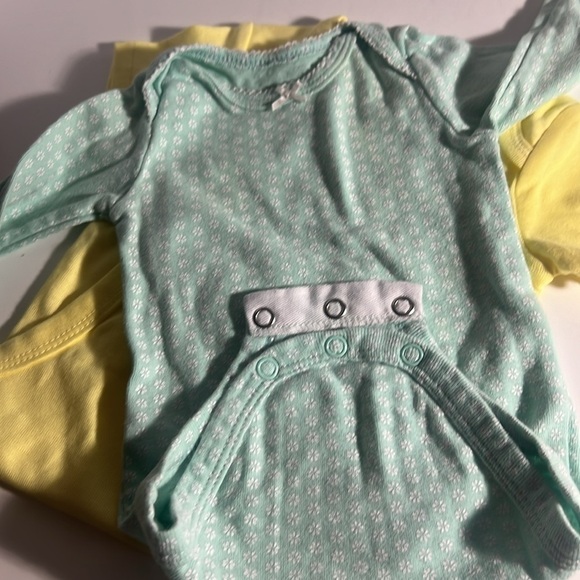 Carters onesies size 6 m yellow and green - Picture 4 of 4